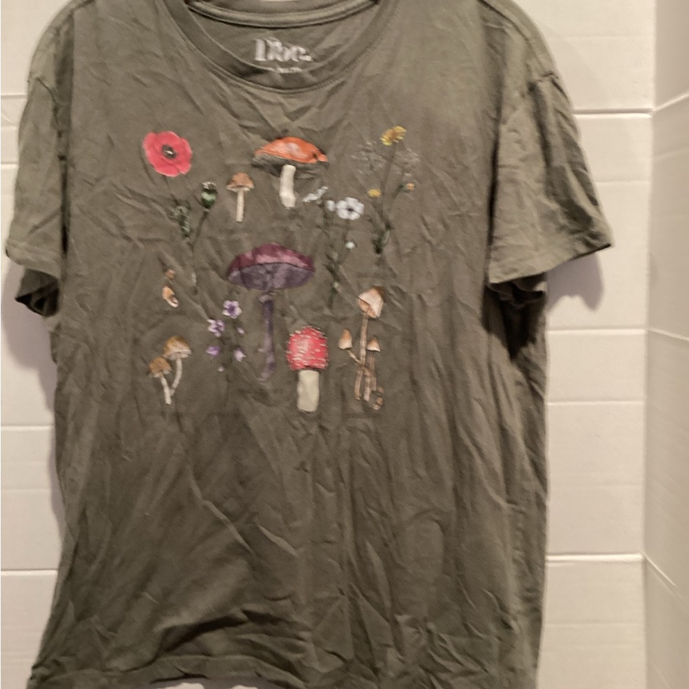 Ladies Olive green doe. Graphic T-Shirt size x large